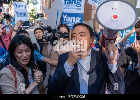 New York, USA. Juni 2021. Vor der zweiten Fernsehdebatte in New York City begrüßt der Bürgermeister von New York City, Andrew Yang, seine Unterstützer vor den CBS-Fernsehstudios. Kredit: Ron Adar/SOPA Images/ZUMA Wire/Alamy Live Nachrichten Stockfoto