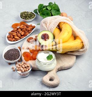 Sortiment von Produkten, die Magnesium enthalten. Gesunde Ernährung. Stockfoto