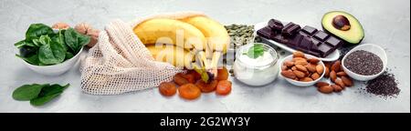 Sortiment von Produkten, die Magnesium enthalten. Gesunde Ernährung. Panorama Stockfoto