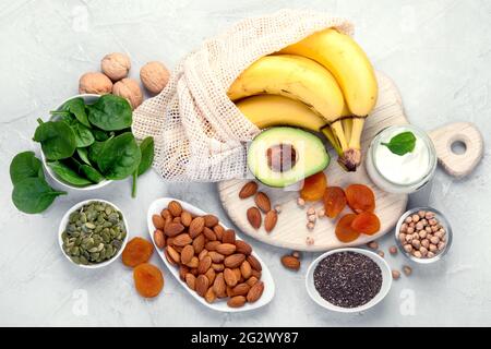 Sortiment von Produkten, die Magnesium enthalten. Gesunde Ernährung. Draufsicht Stockfoto