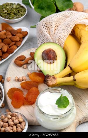 Sortiment von Produkten, die Magnesium enthalten. Gesunde Ernährung. Stockfoto