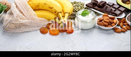 Sortiment von Produkten, die Magnesium enthalten. Gesunde Ernährung. Platz kopieren, Panorama Stockfoto