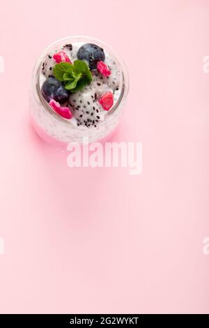 2-lagiger Chia puding mit rosa Füllung auf rosa Hintergrund. Gesundes Frühstückskonzept. Stockfoto