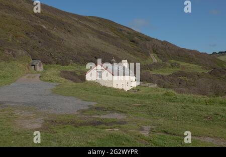 Traditionelles White Stone Holiday Cottage aus dem 15. Jahrhundert, eingebettet in ein Tal am Blegberry Beach an der Küste in der ländlichen Landschaft von North Devon, England Stockfoto