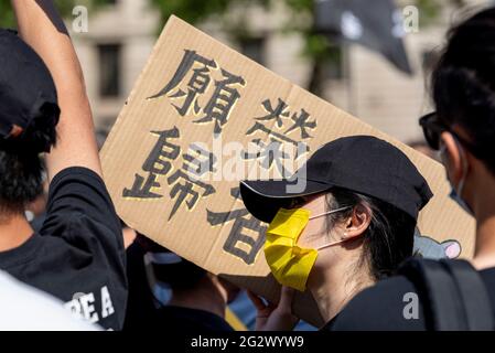 London, Großbritannien. Juni 2021. Ein Aktivist hält ein Plakat auf dem Trafalgar Square während einer Kundgebung anlässlich des 2. Jahrestages der massiven Pro-Demokratie-Proteste in Hongkong im Jahr 2019. Kredit: SOPA Images Limited/Alamy Live Nachrichten Stockfoto