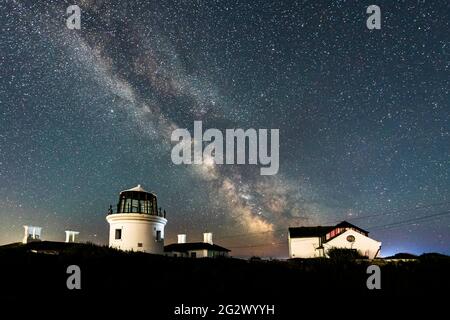 Portland Bill, Dorset, Großbritannien. Juni 2021. Wetter in Großbritannien. Die Milchstraße leuchtet hell am klaren Nachthimmel über dem höheren Leuchtturm bei Portland Bill in Dorset. Bildnachweis: Graham Hunt/Alamy Live News Stockfoto