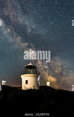 Portland Bill, Dorset, Großbritannien. Juni 2021. Wetter in Großbritannien. Die Milchstraße leuchtet hell am klaren Nachthimmel über dem höheren Leuchtturm bei Portland Bill in Dorset. Bildnachweis: Graham Hunt/Alamy Live News Stockfoto