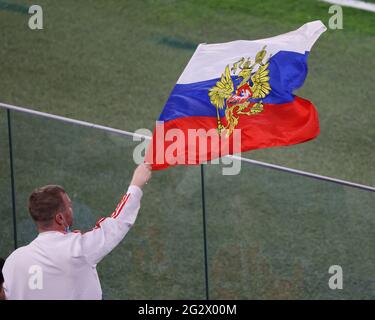 Sankt Petersburg, Russland. Juni 2021. Ein Fan der russischen Nationalmannschaft hält eine Flagge während der Europameisterschaft EURO 2020 zwischen Russland und Belgien in der Gazprom Arena (Endstand; Russland 0:3 Belgien). Kredit: SOPA Images Limited/Alamy Live Nachrichten Stockfoto