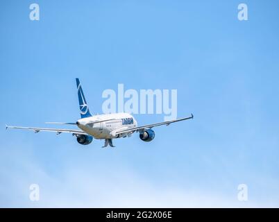 Bukarest, Rumänien - 05.14.2021: YR-ASD TAROM Airbus A318-111 fliegt gegen klaren blauen Himmel. Das Flugzeug hebt von Henri Coanda International ab Stockfoto