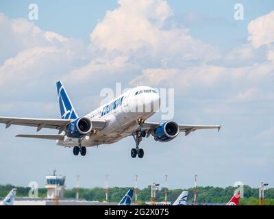 Bukarest, Rumänien - 05.14.2021: YR-ASD TAROM Airbus A318-111 fliegt gegen klaren blauen Himmel. Das Flugzeug hebt von Henri Coanda International ab Stockfoto