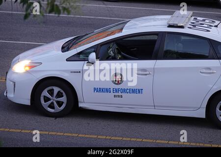 North Hollywood, CA / USA - 23. Mai 2021: Ein Los Angeles Parking Enforcement Vehicle wird auf einer Stadtstraße geparkt gezeigt. Nur für redaktionelle Zwecke. Stockfoto