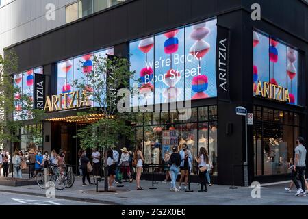 Toronto, Kanada. Juni 2021. Einkäufer, die am ersten Wochenende der Wiedereröffnung von COVID-19 Step 1 in der Bloor Street in Toronto vor dem Frauenmodeladen Aritzia mit einer reduzierten Kapazität von 15 % warten. Dominic Chan/EXimages Stockfoto