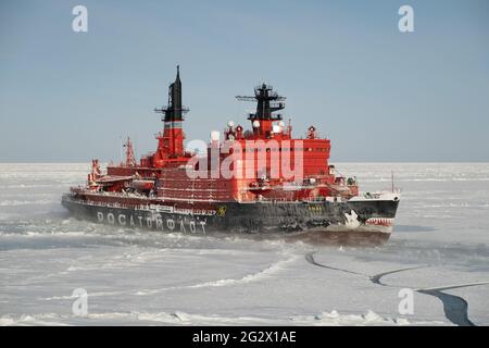 Sabetta, Region Tyumen, Russland - 22. März 2021: Der Eisbrecher Ymal zieht in Eis. Stockfoto