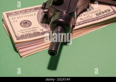 Ein Fragment des amerikanischen Dollars ist auf dem Tisch und den Waffen zu sehen. Stockfoto