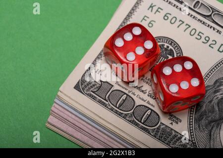 Ein Fragment des amerikanischen Dollars ist auf dem Tisch neben den Würfeln zu sehen. Stockfoto