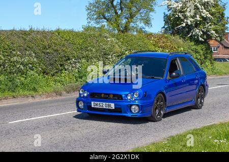 2002 Blue Subaru Impreza Wrx 1994cc 4dr hatchback auf dem Weg zur Capesthorne Hall classic May Car Show, Cheshire, Großbritannien Stockfoto