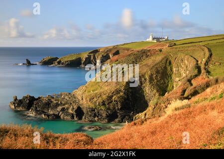 Lizard Lighthouse in Cornwall, aufgenommen vom South West Coast Path über Housel Bay. Stockfoto