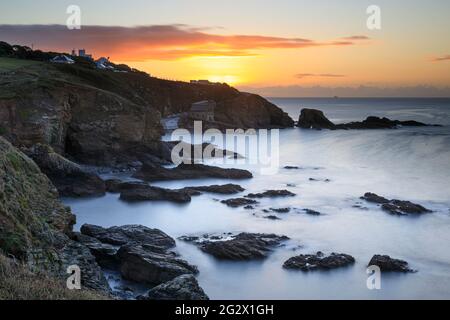 Lizard Point in Cornwall bei Sonnenaufgang aufgenommen. Stockfoto