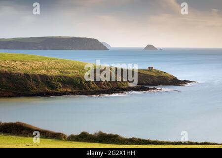 Der Blick in Richtung Nare Head auf der Roseland Peninsula in Cornwall. Stockfoto