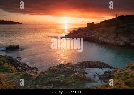 Pendennis Point bei Falmouth in Cornwall, aufgenommen bei Sonnenaufgang. Stockfoto