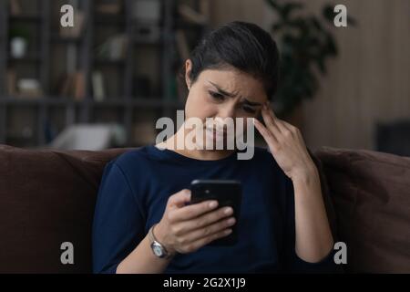 Verwirrt unglücklich weibliche indische Teenager verpasst wichtigen Anruf Stockfoto