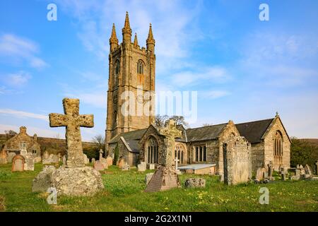 Der Kirchhof bei Widecombe-in-the-Moor im Dartmoor National Park, Devon. Stockfoto