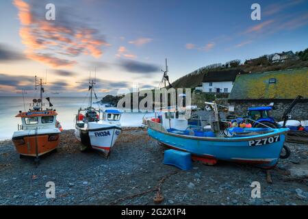 Cadgwith Cove in Cornwall bei Sonnenaufgang vom Strand aufgenommen. Stockfoto