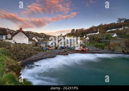 Cadgwith Cove in Cornwall, aufgenommen von den Todden bei Sonnenaufgang. Stockfoto