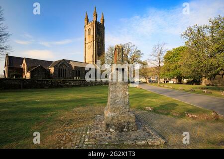 Die Kirche in Widecombe-in-the-Moor im Dartmoor Nationalpark, Devon. Stockfoto