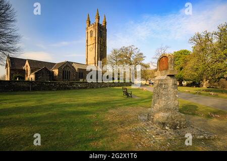 Die Kirche in Widecombe-in-the-Moor im Dartmoor Nationalpark, Devon. Stockfoto