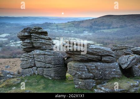 Sonnenaufgang vom Hound Tor im Dartmoor National Park. Stockfoto