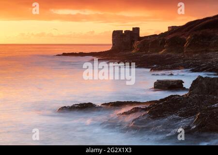 Pendennis Point bei Falmouth in Cornwall, aufgenommen bei Sonnenaufgang. Stockfoto