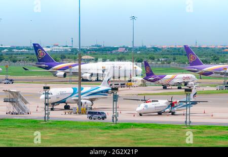 SAMUT PRAKAN, THAILAND-15. MAI 2021 : Frachtflugzeug auf dem Flugplatz im Flughafen geparkt. Frachtflugzeug von Thai Airways, Thai Smile Airline und Bangkok Stockfoto