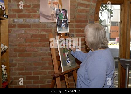 LEWISTON/IDAHO STATE/USA   Ameriacan Senior Citizen Hündinnen, die Ölfarben und Kunst in der Ocal Gallery einnehmen 25. Mai 2011 (FOTO VON FRANCIS JOSEP Stockfoto