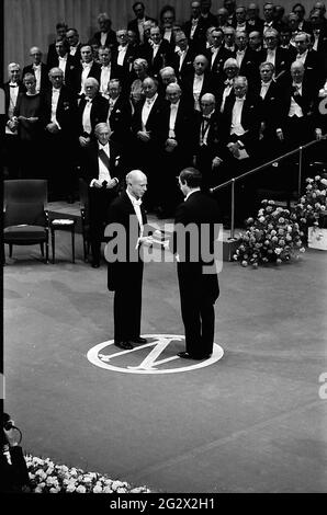 STOCKHOM  SCHWEDEN   10. Dezember 1985 Claude Simon der französische Schriftsteller und Romanschriftsteller (jetzt späte Klausel simon) erhält den Nobelpreis für Literatur von K Stockfoto