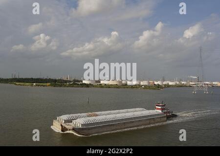 Schlepper, der 2 Lastkähne auf dem Mississippi River in der Nähe von New Orleans schiebt Stockfoto