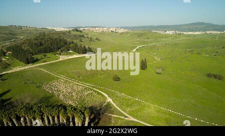 Luftdrohnenfotografie des Peace Valley mit Yokneam (Yokneam Illit) im Hintergrund Yokneam Illit ist eine Stadt im Norden Israels. Es befindet sich Stockfoto