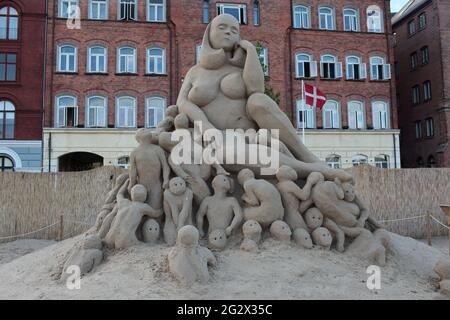 Eine der spektakulärsten Sandkunst-/Skulpturenveranstaltungen in Kopenhagen. 'Big Mama' von Ulrich Baentsch, Deutschland Stockfoto
