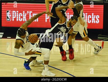 Los Angeles, Ca. Juni 2021. Der Wächter der Clippers in Los Angeles, Paul George (13), wird von Derrick Favours (15), dem Utah Jazz Forward, während der zweiten Spielhälfte von Spiel 3 der Western Conference in der zweiten Spielrunde im Staples Center in Los Angeles am Samstag, den 12. Juni 2021, beschimpft. Die Clippers sammelten sich, um ein weiteres Spiel 3 zu gewinnen, ein 132-106-Sieg gegen den Utah Jazz, der ihr Defizit in dieser zweiten Runde auf 2-1 beim vierten Spiel am Montag senkt. Foto von Jim Ruymen/UPI Credit: UPI/Alamy Live News Stockfoto