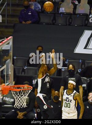 Los Angeles, Ca. Juni 2021. Die Wache von Los Angeles Clippers, Terance Mann (14), erzielt in der zweiten Hälfte von Spiel 3 der zweiten Runde der Western Conference im Staples Center in Los Angeles am Samstag, den 12. Juni 2021, einen Dreizeiger über den Utah Jazz-Stürmer Jordan Clarkson (00). Die Clippers sammelten sich, um ein weiteres Spiel 3 zu gewinnen, ein 132-106-Sieg gegen den Utah Jazz, der ihr Defizit in dieser zweiten Runde auf 2-1 beim vierten Spiel am Montag senkt. Foto von Jim Ruymen/UPI Credit: UPI/Alamy Live News Stockfoto