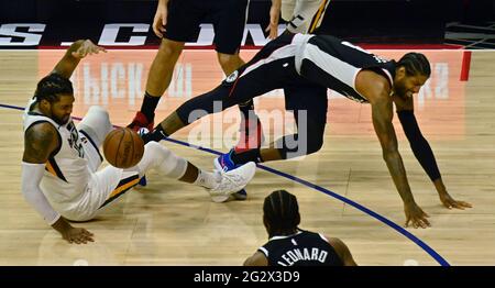 Los Angeles, Ca. Juni 2021. Der Wächter der Clippers in Los Angeles, Paul George (13), wird von Derrick Favours (15), dem Utah Jazz Forward, während der zweiten Spielhälfte von Spiel 3 der Western Conference in der zweiten Spielrunde im Staples Center in Los Angeles am Samstag, den 12. Juni 2021, beschimpft. Die Clippers sammelten sich, um ein weiteres Spiel 3 zu gewinnen, ein 132-106-Sieg gegen den Utah Jazz, der ihr Defizit in dieser zweiten Runde auf 2-1 beim vierten Spiel am Montag senkt. Foto von Jim Ruymen/UPI Credit: UPI/Alamy Live News Stockfoto