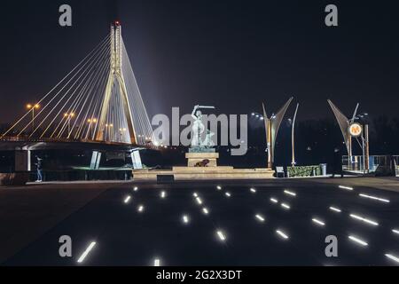 Abendansicht der Statue der Meerjungfrau auf den Vistulan Boulevards und der Swietokrzyski Brücke über dem Ufer der Weichsel in Warschau, Polen Stockfoto