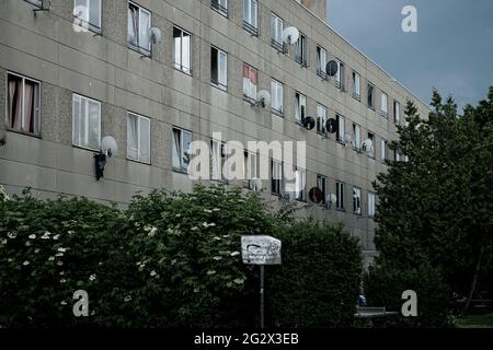 Ein Wohnhaus in München Allach. Satellitenschüsseln sind an vielen Fenstern montiert. Stockfoto