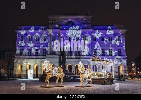 Weihnachtsschmuck vor dem Staszic-Palast und dem Nicolaus Copernicus-Denkmal in Warschau Stockfoto