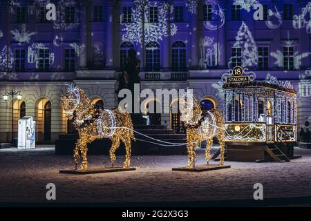 Weihnachtsschmuck vor dem Staszic-Palast und dem Nicolaus Copernicus-Denkmal in Warschau Stockfoto