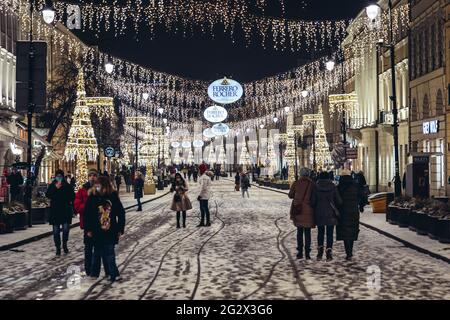 Weihnachtsbeleuchtungen und Lichter an einer Nowy Swiat Straße in Warschau, Polen Stockfoto