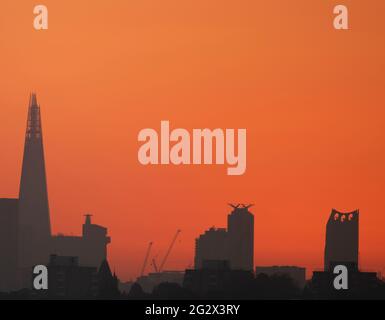 Skyline von London mit der Shard London Bridge und Strata SE1 bei Sonnenaufgang am 13. Juni 2021, von Wimbledon aus gesehen im Südwesten Londons, Großbritannien Stockfoto