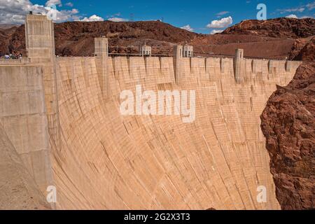 Seitenansicht des Hoover Dam an der Grenze zu Nevada und Arizona Stockfoto