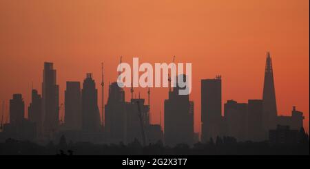 Skyline der Stadt London mit Baukräne bei Sonnenaufgang am 13. Juni 2021, von Wimbledon im Südwesten Londons, Großbritannien aus gesehen Stockfoto