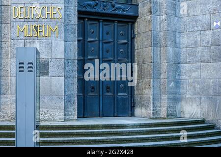 Einer der Eingänge zum Deutschen Museum in München. Stockfoto